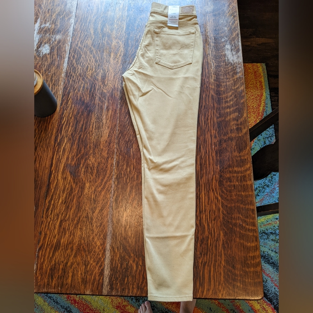 Levi Signature Series Pull on Super Skinny Contouring Technology Jean Sz 8/29